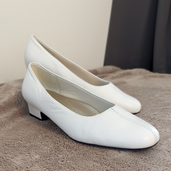 Trotters Cream size 8M - Picture 1 of 3